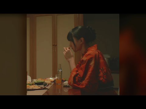 かっきーは、ドラマの中でもニオイを嗅がずにいられない！　賀喜遥香