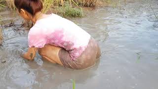 WOW Sexy Girl Fishing at battambang Province in cambodia Traditional Fishing(part76)