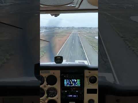 Vídeo: Como pousar um Cessna 172: 10 etapas (com fotos)