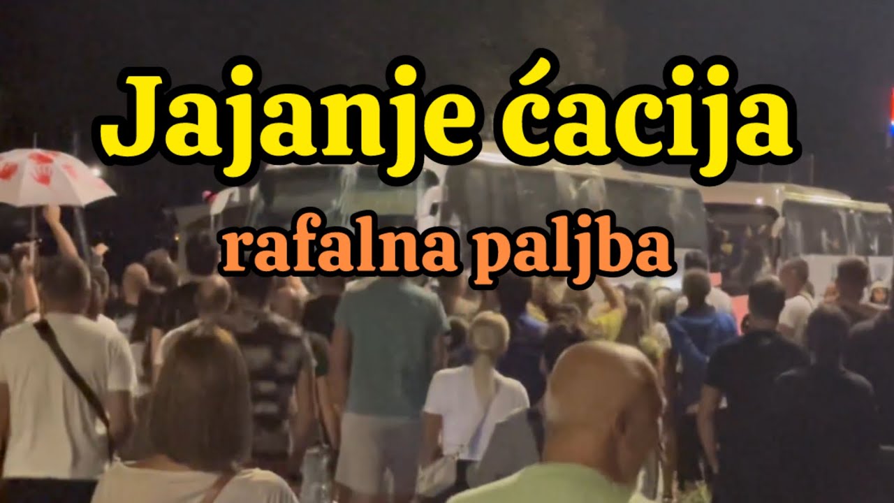 Ljudi zasuli jajima autobuse sa ćacijima uz pesmu ‘ko ne skače taj je ćaci’