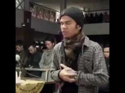 اندونيسي يتلو القران الكريم بصوت عذب 