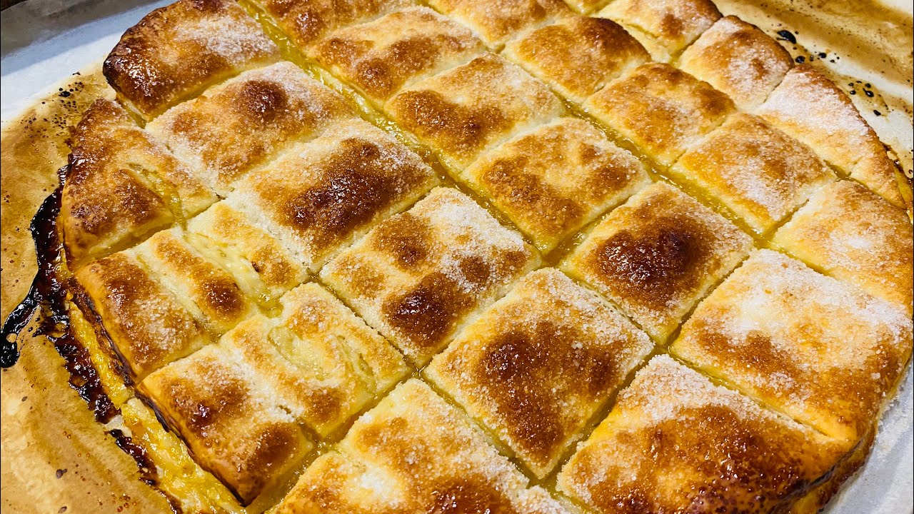 Quadrotti di pasta sfoglia con marmellata e yogurt. Velocissimi da preparare. ￼