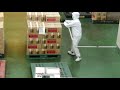 人間とロボットの出荷前の梱包作業