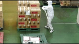 人間とロボットの出荷前の梱包作業