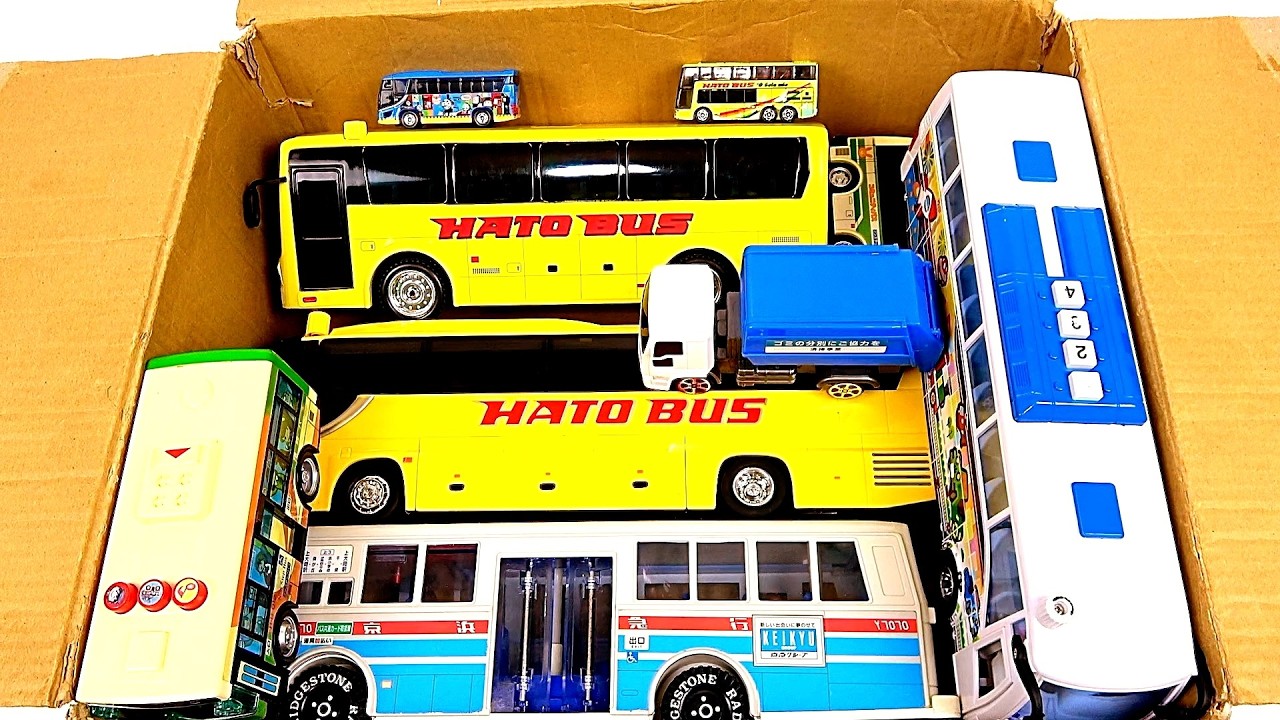 色々なバスとゴミ収集車のミニカーをチェックしてサウンド鳴らしながら坂道走行テストしました。