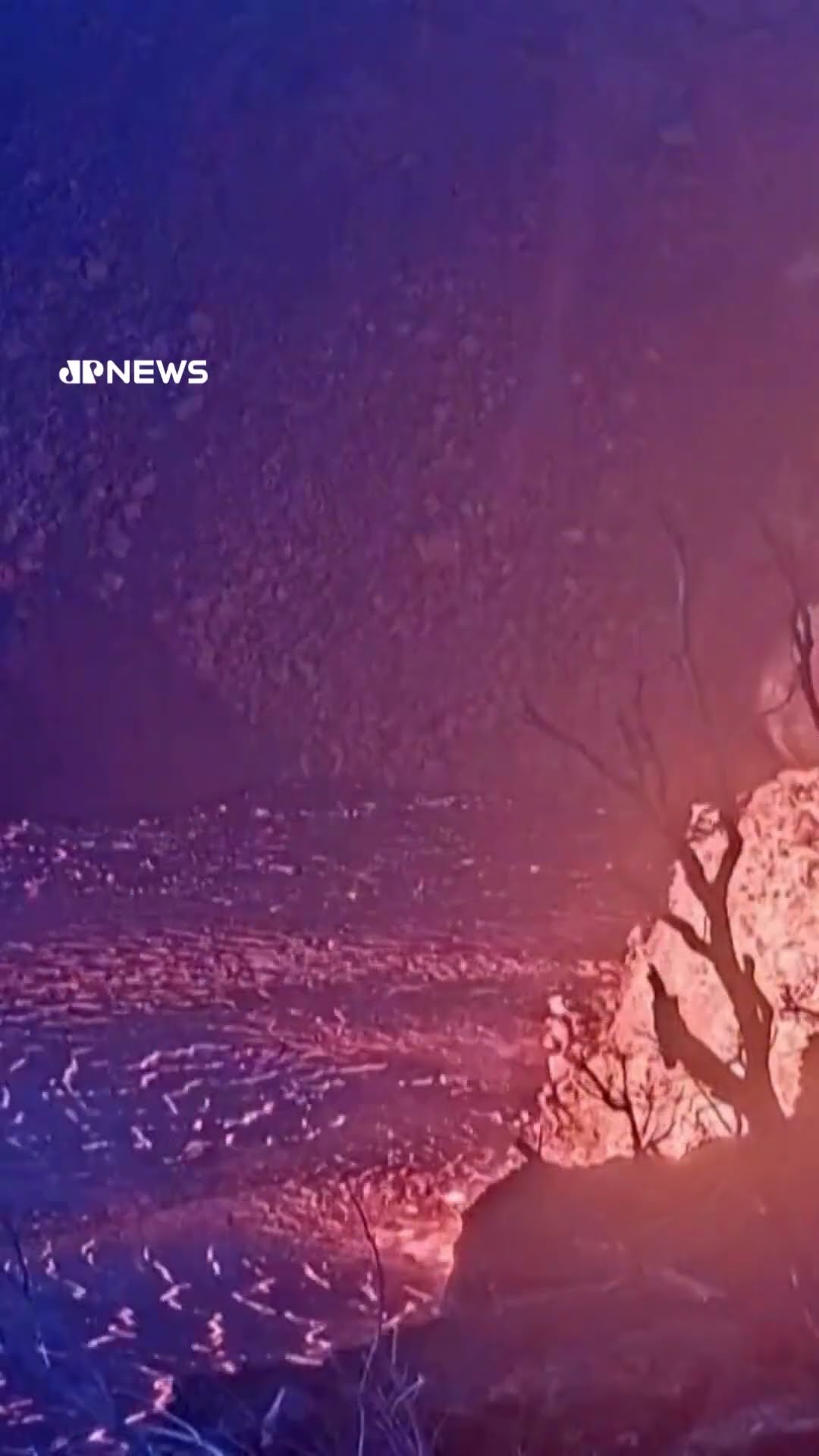 Vulcão Kilauea, no Havaí, entra em erupção, expelindo colunas de lava #Shorts
