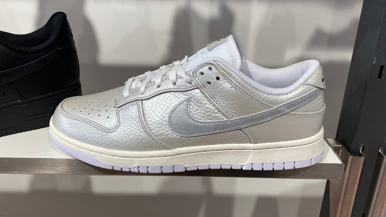 最新号掲載アイテム <br>NIKE <br>DUNK LOW SE Metallic Silverダン ...