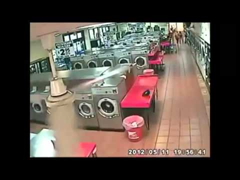 Видео: Ребенок в стиральной машине?