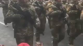 Türk Askerine Bozkurt Işareti Gösteren Çocuk