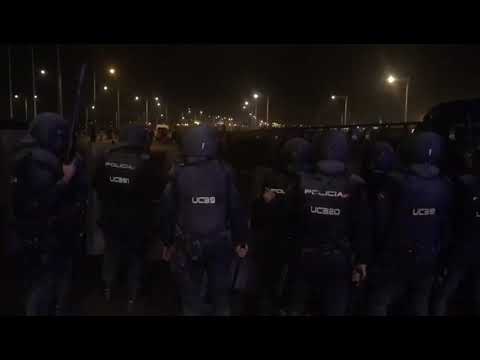 barricades meaning in tamil Policies espanyols formen cordó davant d'una barricada amb foc a l'aeroport del Prat