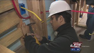 Video: MacArthur students get hands-on experience volunteering for Habitat for Humanity