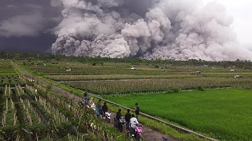 Indonesia on highest alert level after volcano near Bali erupts | AFP