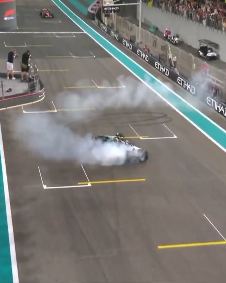 Lewis Hamilton's farewell burnout with Mercedes ?