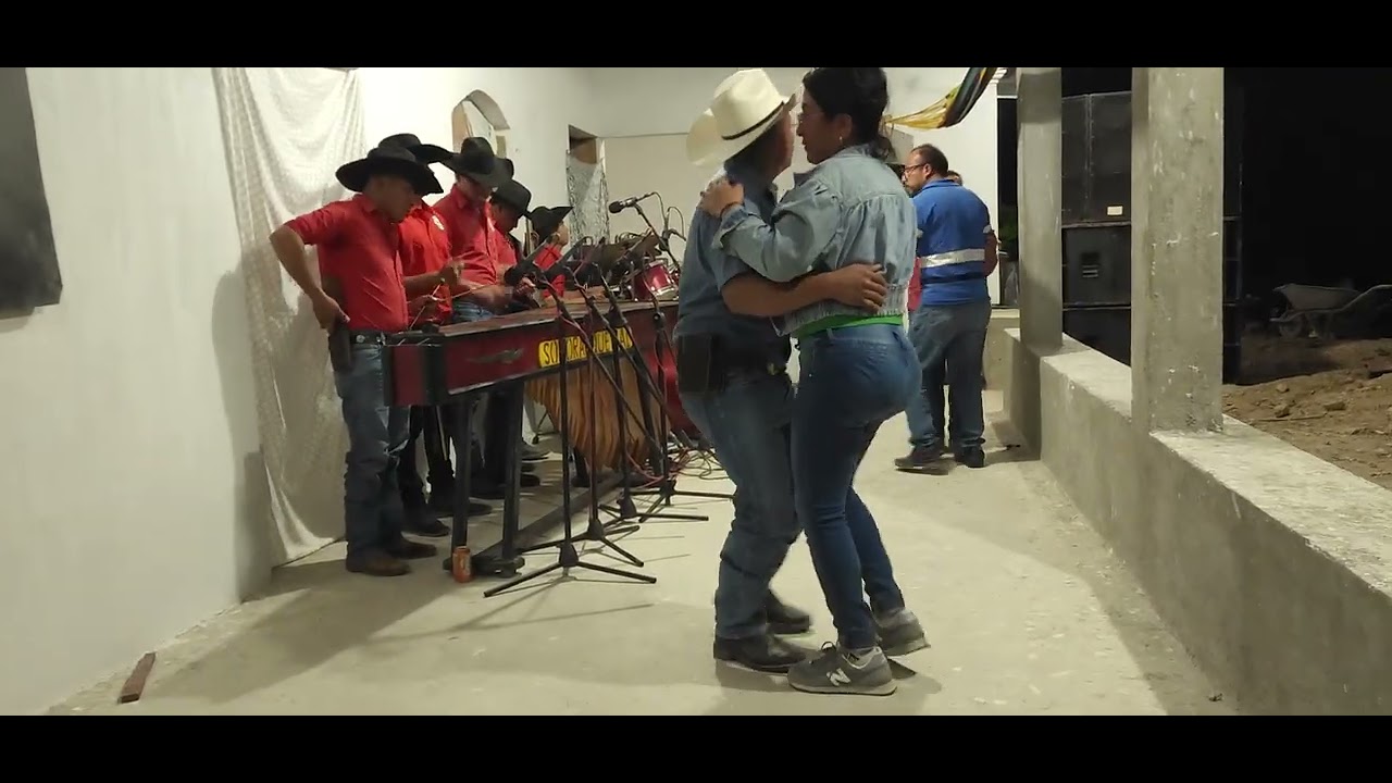 Esta Ermosa familia Nos visito desde xela nomas para Escuchar la marimba en vivo y conoser al grupo 