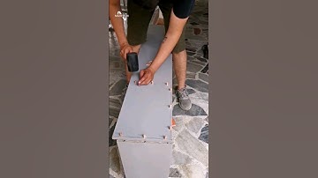 Diseño de mueble para tv práctico. En melamina blanco galaxia de alto brillo y gris humo.