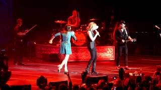 Sugarland \& Sara Bareilles  perform \\