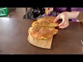 パンケーキを狙う猫　ラガマフィン