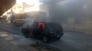 Pánico por el incendio de un auto en pleno centro de Corrientes