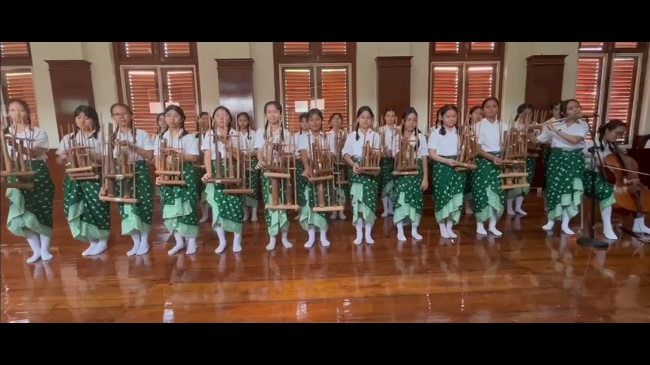 Siswi-siswi ekstrakurikuler angklung kelas IX dan VIII. SMP Santa Ursula Jakarta