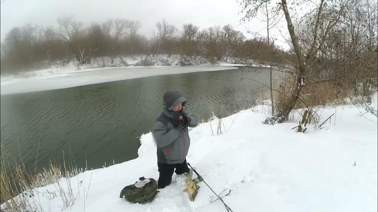 ловля судака на сало. рыбалка с товарищем. руки рыбака. рыбалка с товарищем. рыбалка с товарищем сааховым.
