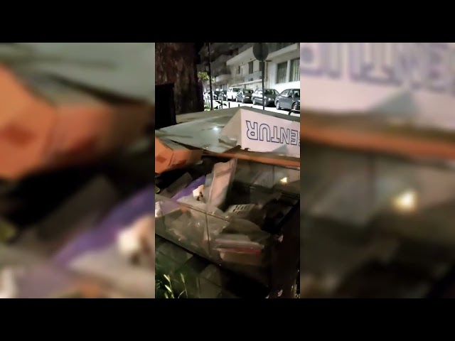 «Άδειασε» το κατάστημά του σε κοινόχρηστο χώρο στο κέντρο της Λάρισας