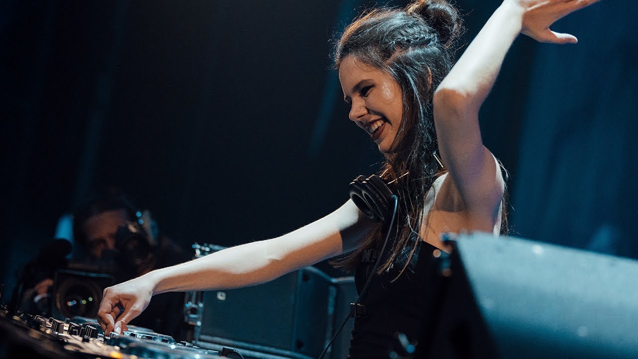 Amber Broos πΈπ» - Gimme Rave Harder Techo Bass π€ Parade at Tomorrowland 23 Mainstage Live Amber Broos πΈπ» - Gimme Rave Harder Techo Bass π€ Parade at Tomorrowland 23 Mainstage Live