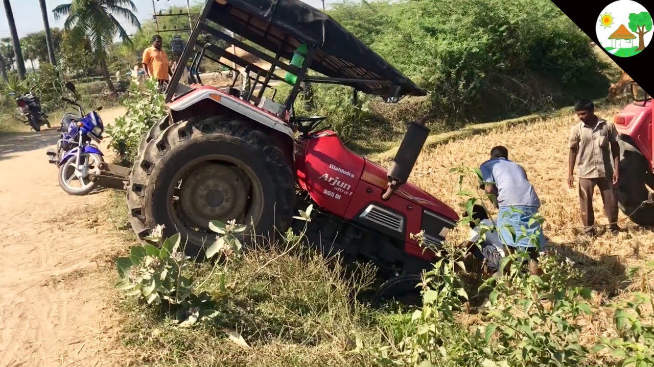 Front wheels stuck in mud Mahindra Arjun 555 DI Tractor Stuck with