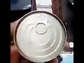 يسب دين بي سبب فتح علبة التونه