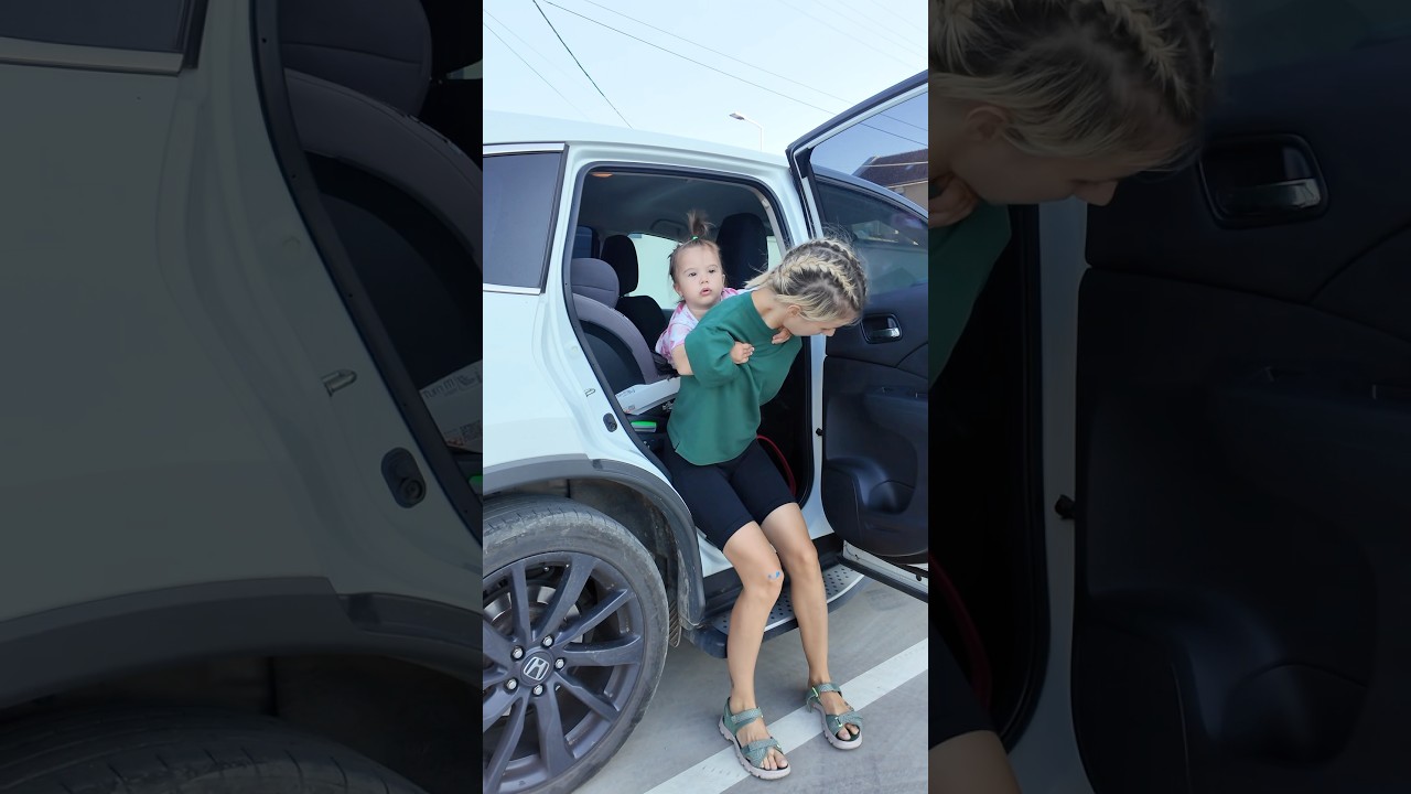 Mommy needs to work 🎨🧑&zwj;🎨 #art #artist #mom #footpainting #acrylic #canvas #horse #horses #yt