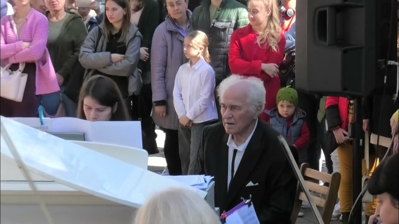 Громко прикол. Громкая музыка у соседей. Громкий сосед прикол. Кто поет музыка громко в стороне сидит девчонка. Громкий шум.