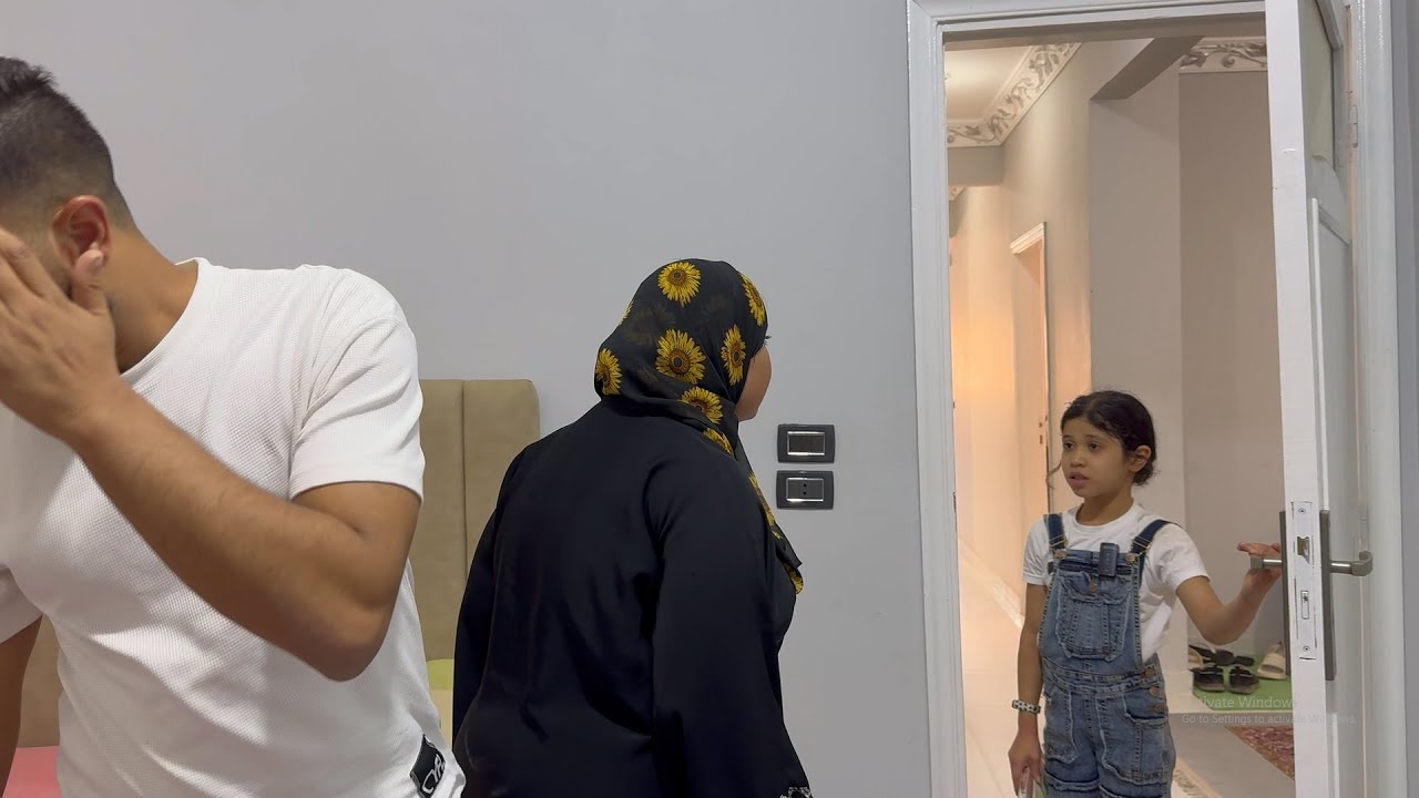 طفله تبكى الملايين ! رجعت من الدرس لقت امها مع عشيقها فانظروا ماذا فعلت