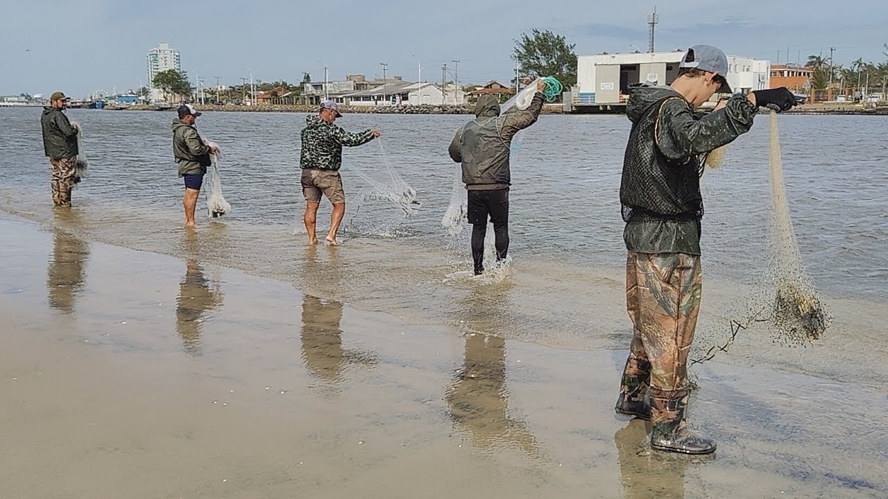 Pescarias de tarrafas, 19-12-24,  Barra de Tramandaí, RS. Botos farejando. 