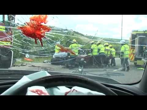 Video: Auto's Botsen Tegen Onzichtbare Obstakels - Alternatieve Mening