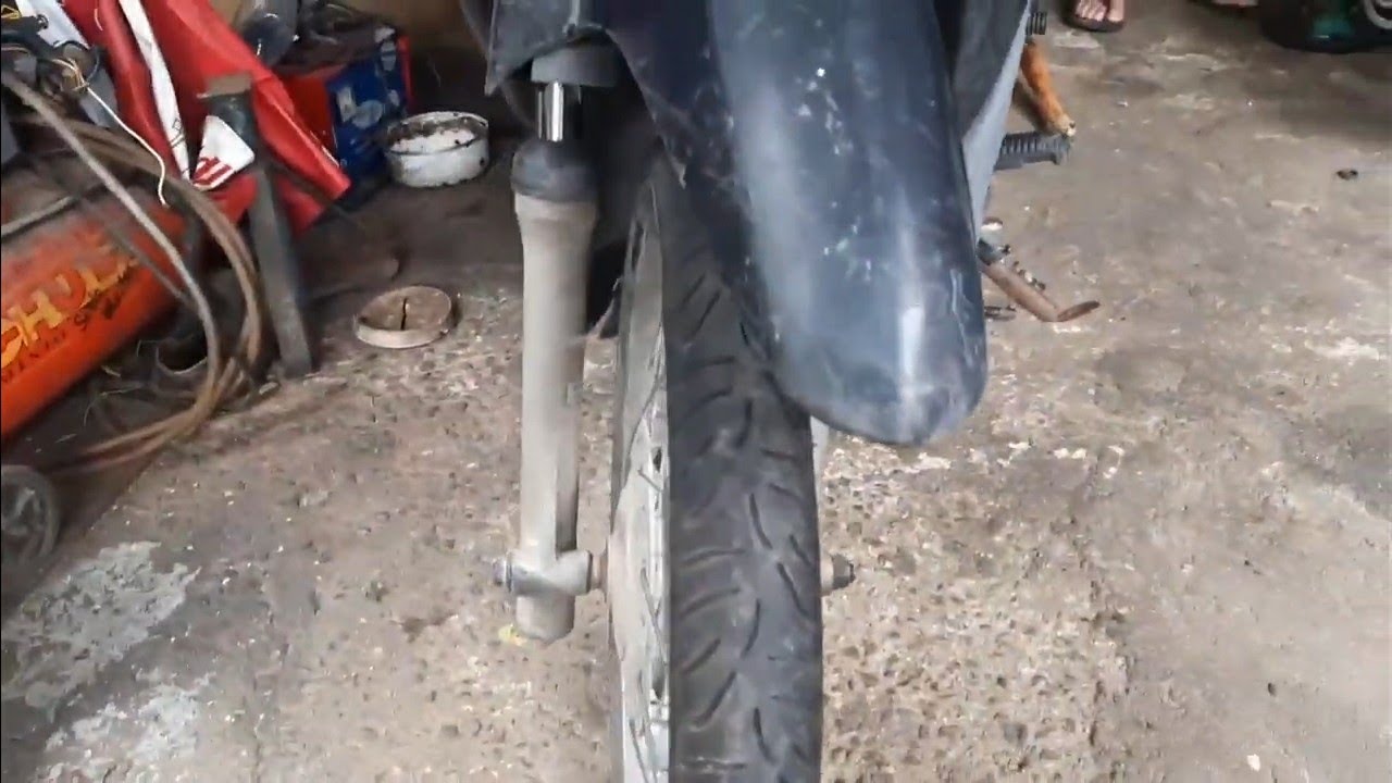Honda biz 125 batida de frente identificando empenos