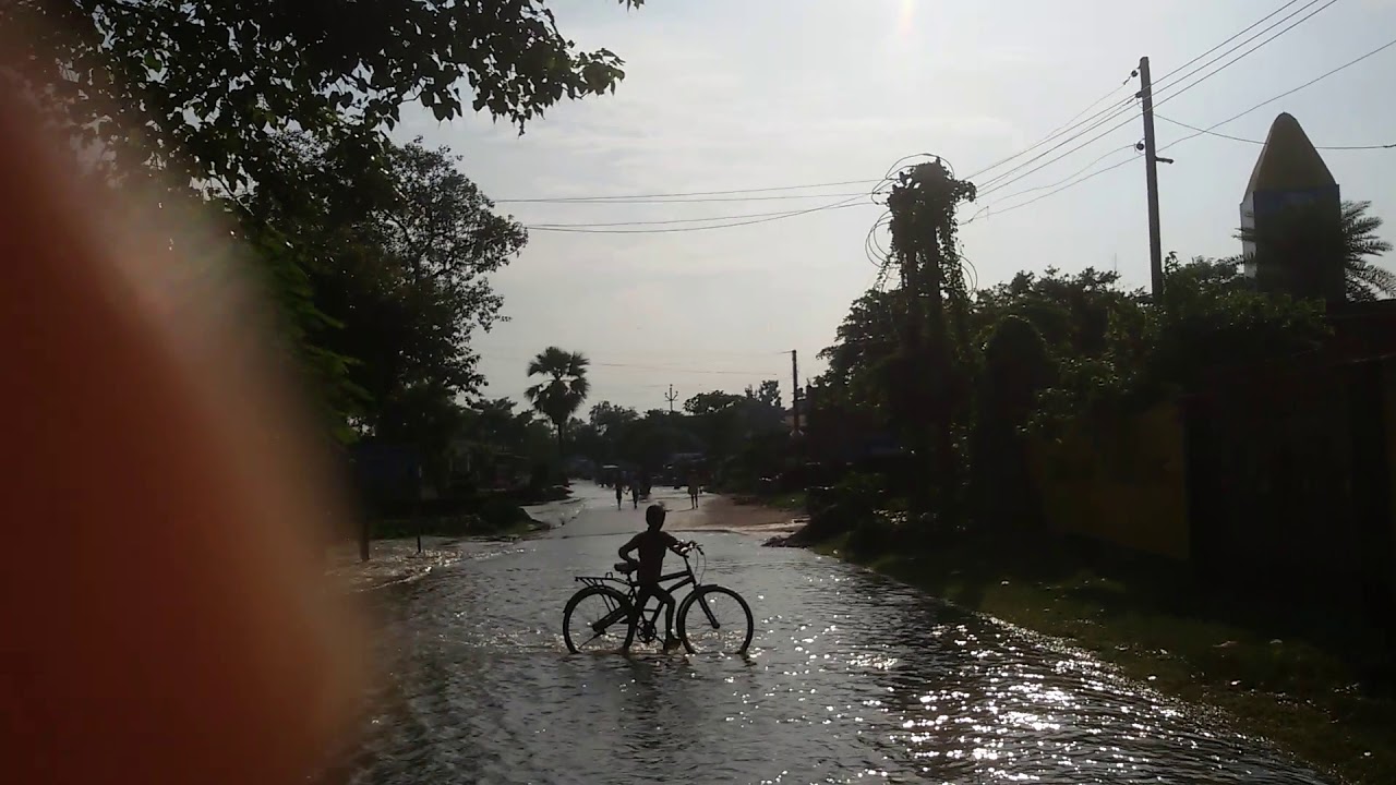 2007 , Flood in motihari, this video is shoot on dhaka motihari road