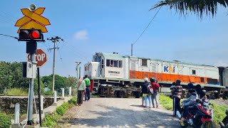 SIRINE PERLINTASAN KERETA TANPA PALANG PINTU YANG UNIK DI JALUR KA CIBATU - GARUT !