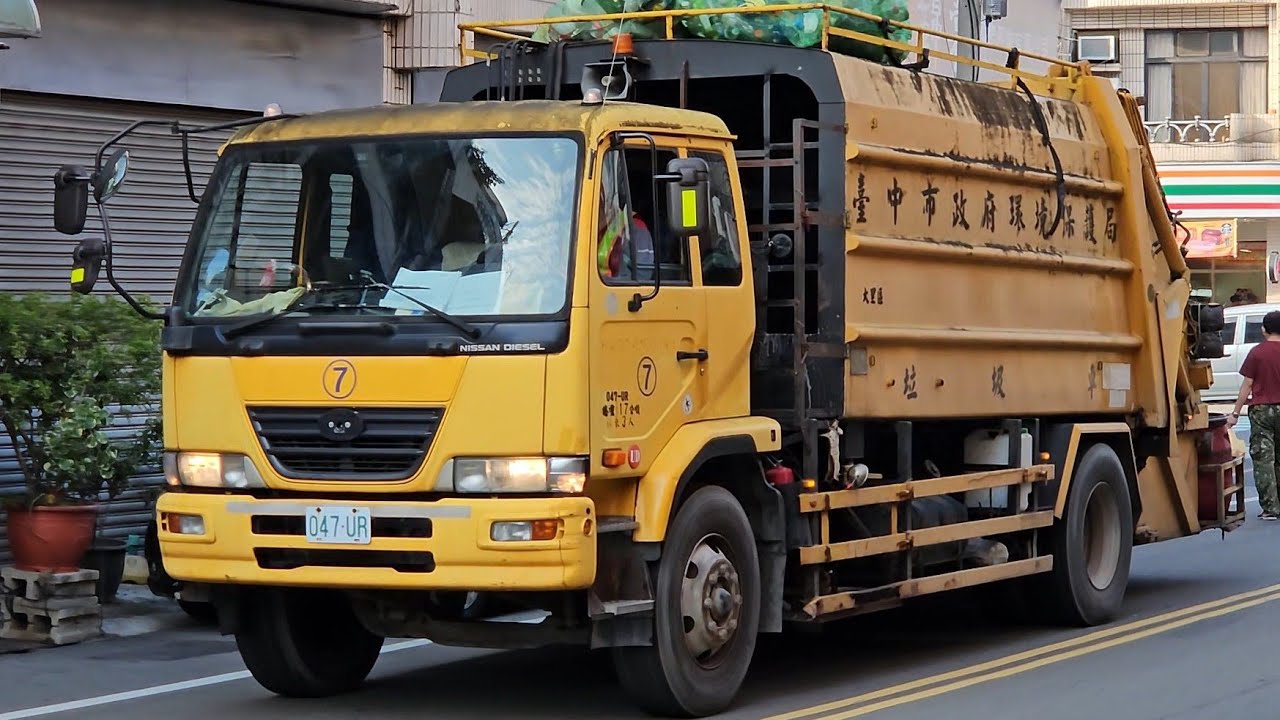 20250125臺中市大里區垃圾車047-UR，回收車KEB-0019