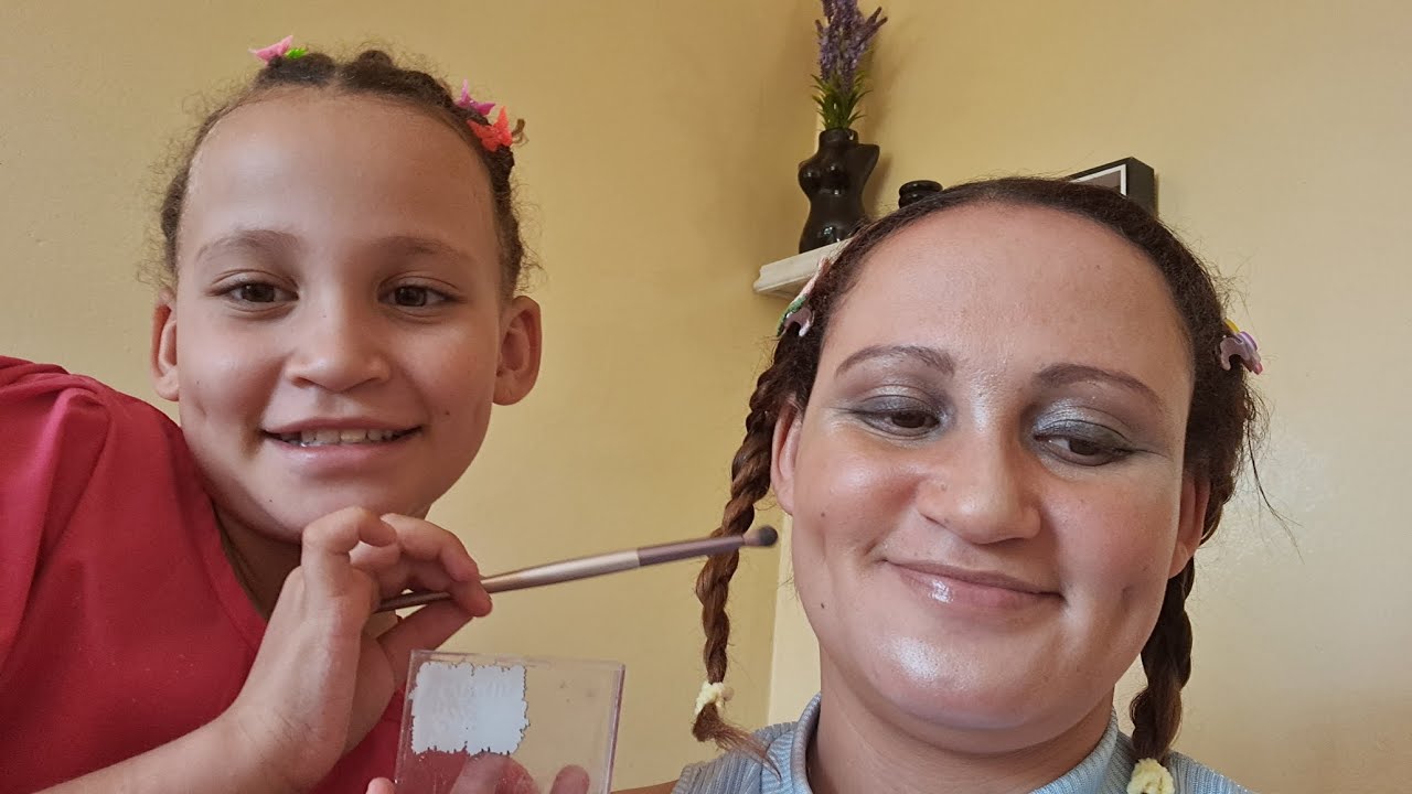 9 year old Girl does mother's Makeup  and hair// Relaxing hair  play with makeup application