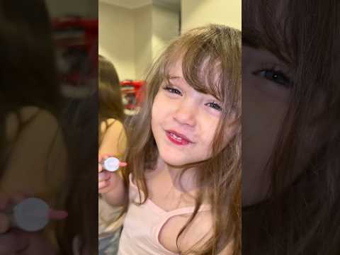 كبرت وصارت تتمكيج لحالها Funny Twins