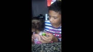 Menina Chupa Limão E Não Faz Careta