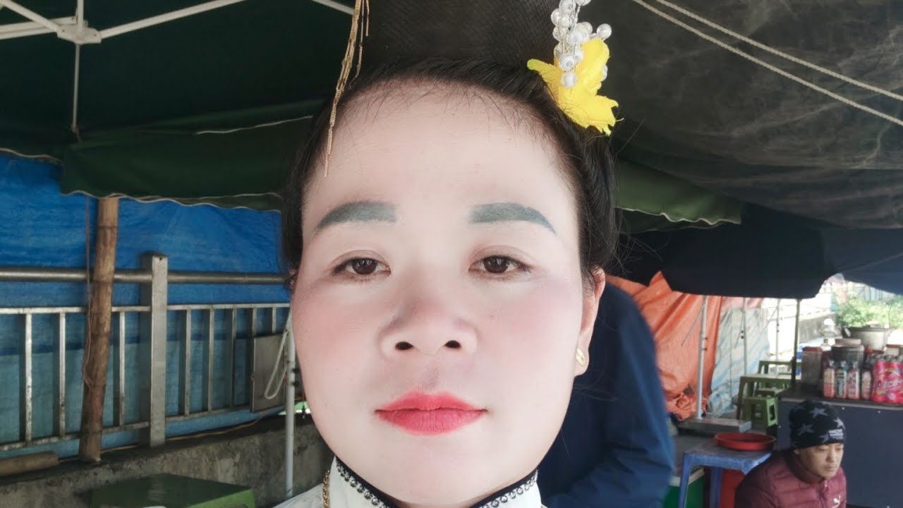 HỒNG MINH HÁT BAI KHẮP QUAM TAY BƠ LƯƠMƯ KHONG CHẢU 