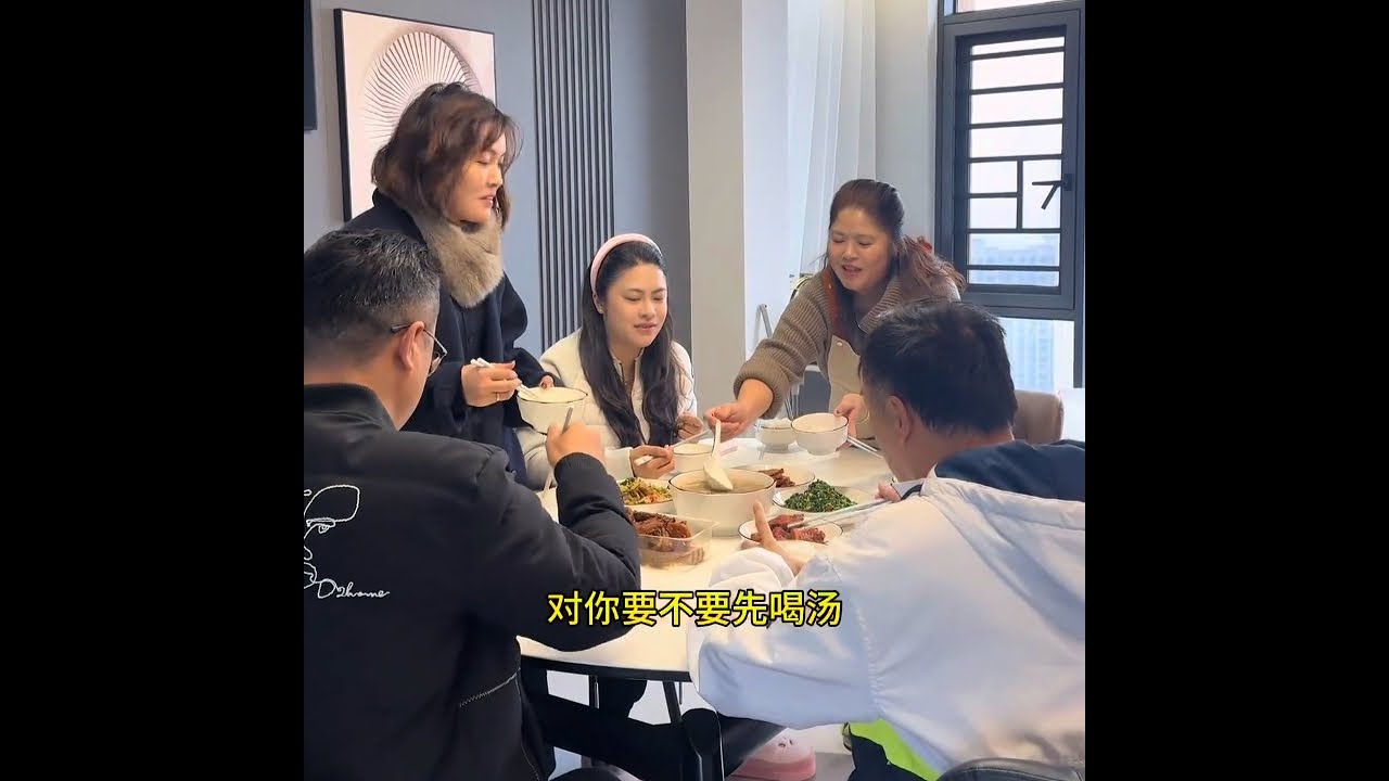 老欧太大气了，出手就是十几斤松茸，我在想这得怎么吃才能尽快吃完，中午做了个瘦肉松茸鲜汤，真是太美味太鲜甜了！