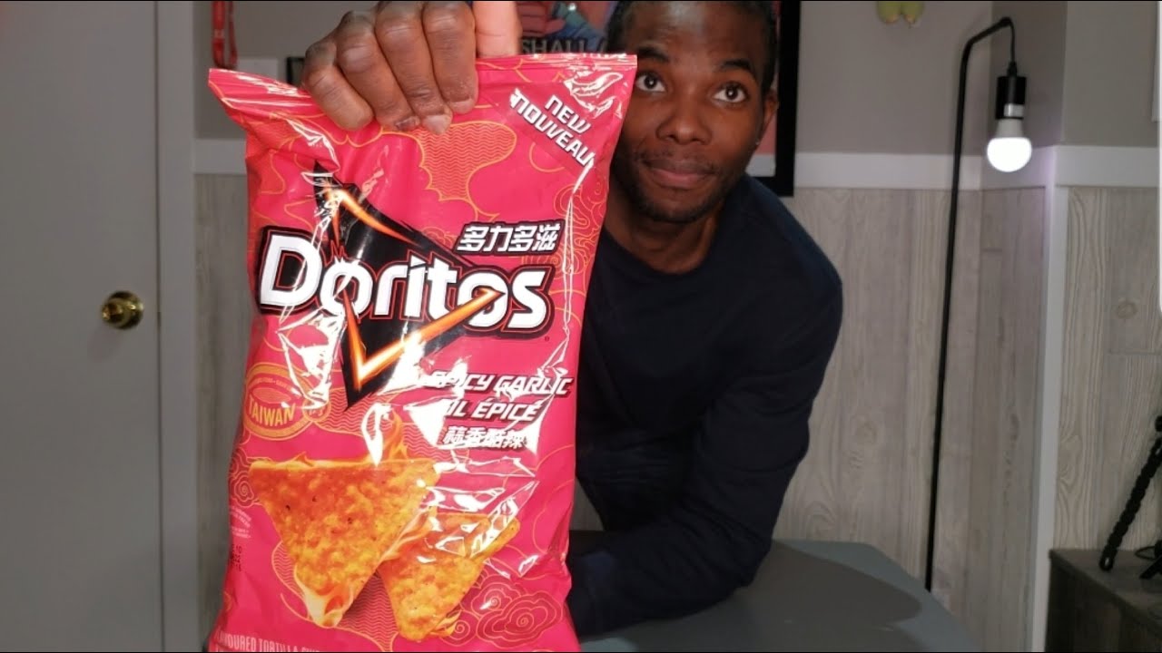 TRYING THE NEW SPICY GARLIC DORITOS AND RANKING IT (FLAVOUR FROM TAIWAN)