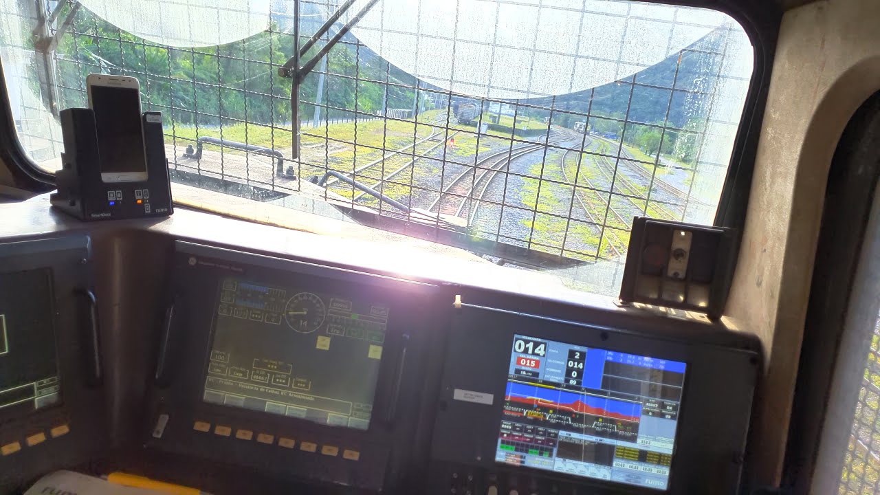 Maquinista com Locomotiva DASH-9 passando pelo pátio da MRS em Piaçaguera / Piassaguera.