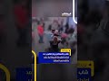 شاب باكستاني يرد بالضرب بعد اعتداء الشرطة البريطانية على عائلته في المطار اخبار المشهد