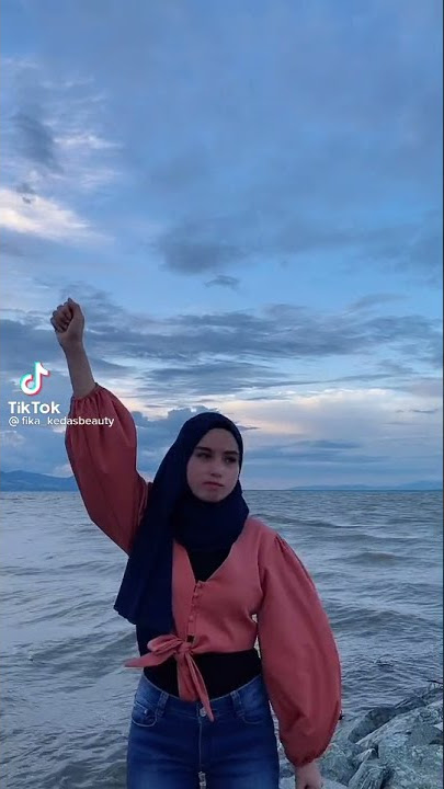 di tepi pantai, sendirian lagi