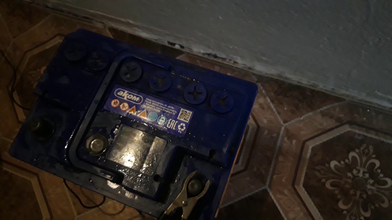 Как поставить автомобильный аккумулятор на зарядку - YouTube