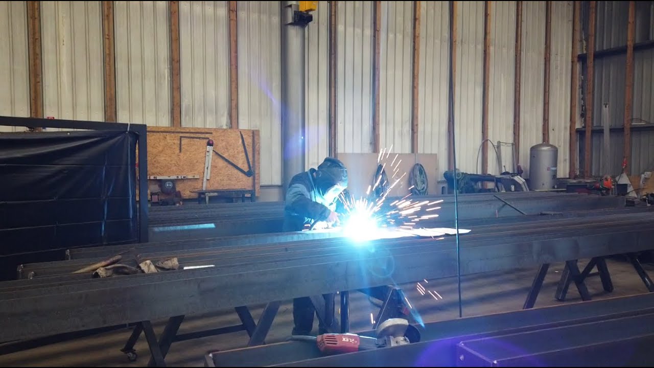 Een kijkje nemen bij de staalbewerking