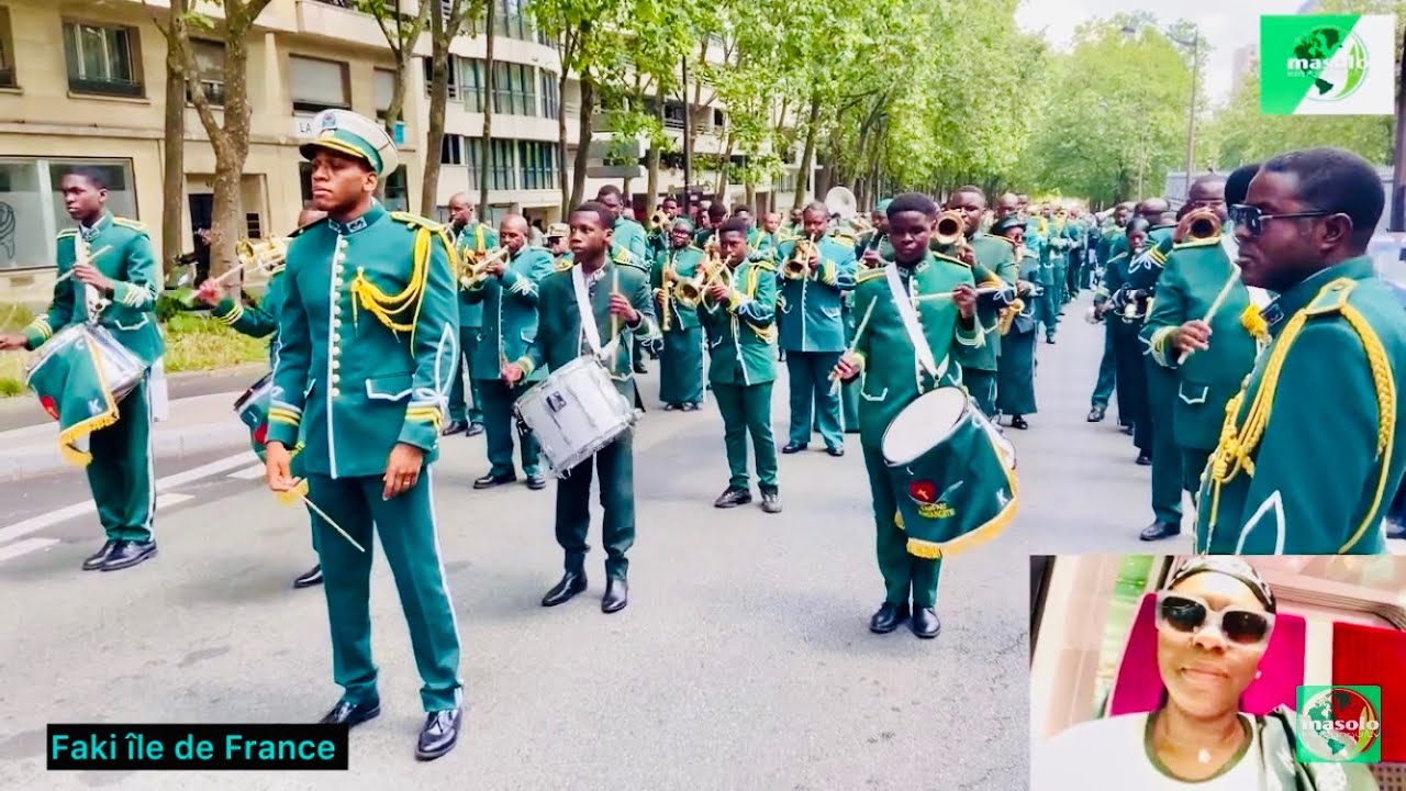 DÉFILÉ DES  KIMBANGUISTES DANS LES RUES DE PARIS