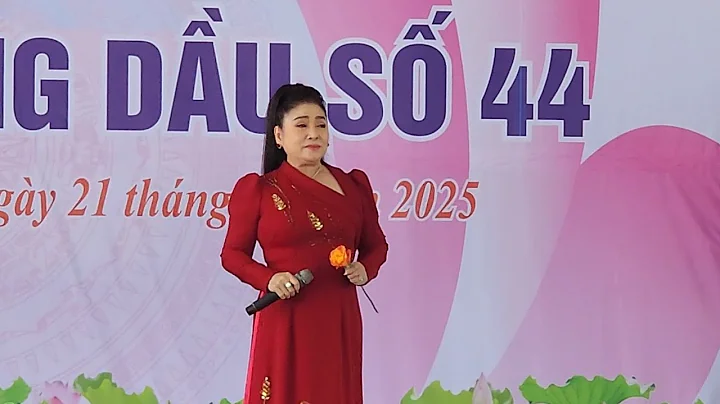 Meritorious Artist Phuong Hang is so beautiful, blushing with a long, powerful breath.